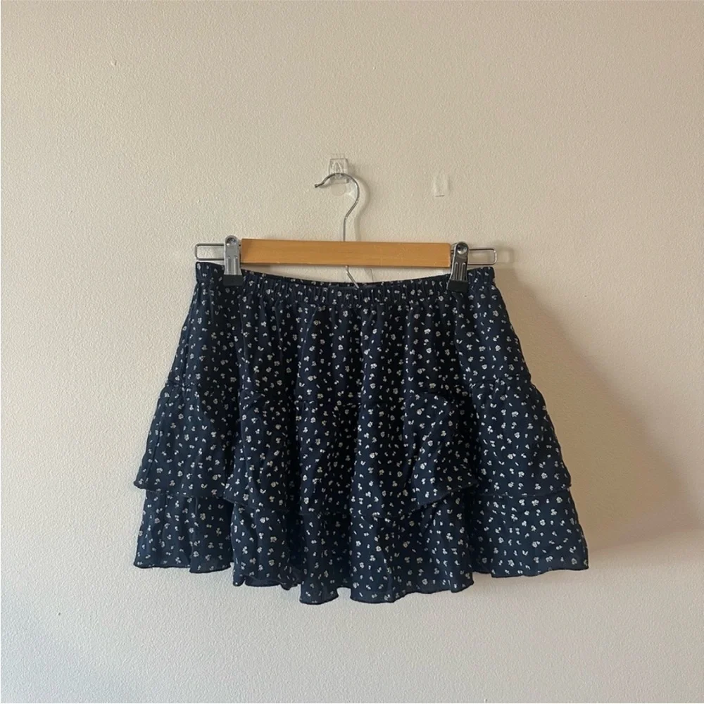 NWT Brandy Melville tiered floral mini skirt - Picture 2 of 6